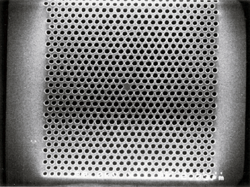 《圖八　Photonic-crystal microcavity》