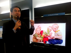 图一 : 友达55寸4K2K超高解析广色域电视面板，色彩饱和达NTSC 96%，图为蔡国新??总经理。(摄影/刘隹惠)