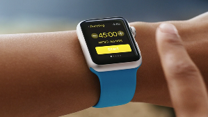 图一 : 无论Apple Watch与Android Wear，都期??善用表内的加速度感测器，只要翻转一下手腕，就能够改变表面的显示资讯，减少用另一只手去操控手表的机会。