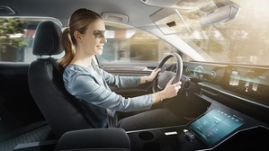 圖一 : 博世推出革命性的虛擬遮陽板 (Virtual Visor)，由一片透明LCD和直覺式攝影機構成