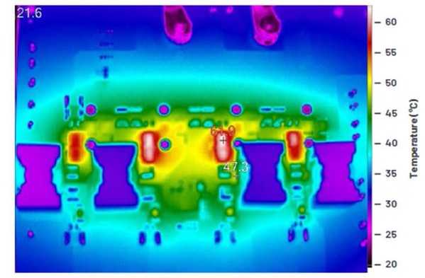 圖6 : 在對流冷卻（無空氣流動）情況下，基於LT8551的展示電路的熱影像。25 A時，VIN = 24 V, VOUT = 48 V 。