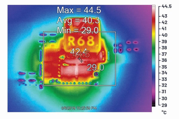 圖4 : 在自然對流冷卻、沒有空氣流動的情況下，VIN為12 V、VOUT為3.3 V，電流為20 A時，轉換器的熱圖像。