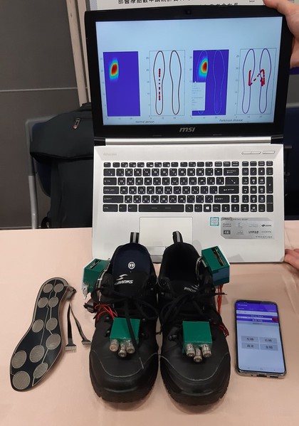 图5 : 具有雷射光视觉提示功能的足压感测鞋雏型系统。（摄影：陈复霞）