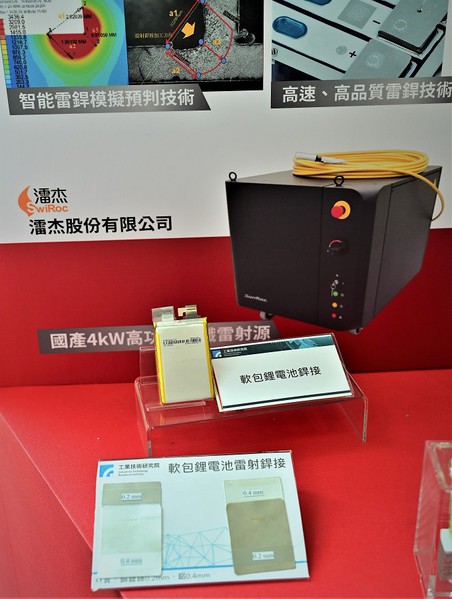 圖2 : 目前大功率光纖雷射源市場，主要可分為脈衝型（Pluse Fiber laser）、連續型（CW）光纖雷射為主流，在台灣各有搏盟、?杰等廠商投入，未來會朝向更高功率發展。。（攝影：陳念舜）