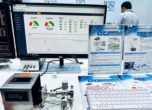 图2 : 智慧机械云提供整体解决方案，解决产业设备通讯及後端整合时间问题，图为工研院与凤记共同展出的「押出机叁数监测与异常警示分析模组」。（source：工研院）