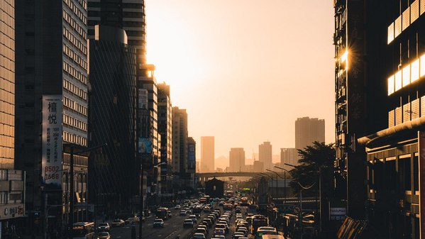 图二 : 从生活在城市中获取资讯，处理来自道路、车辆和建筑物等感测器所得的资料，改善所有人的生活品质。