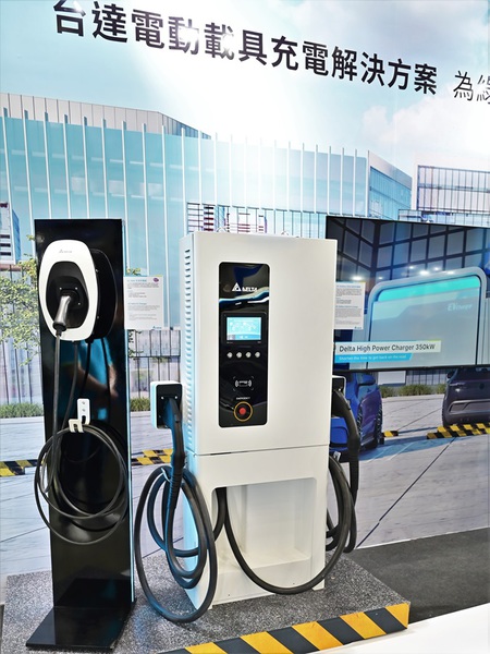 圖二 : 目前台達在電動車充電解決方案上，提供的交/直流充電樁已廣泛應用於高速公路休息站、車隊、商辦、廠辦及自用住宅等場域。（攝影：陳念舜）