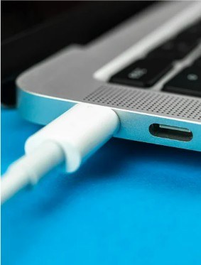 图二 :  Thunderbolt在「高速传输 + 多功能整合 + 供电」三大面向具备优势。