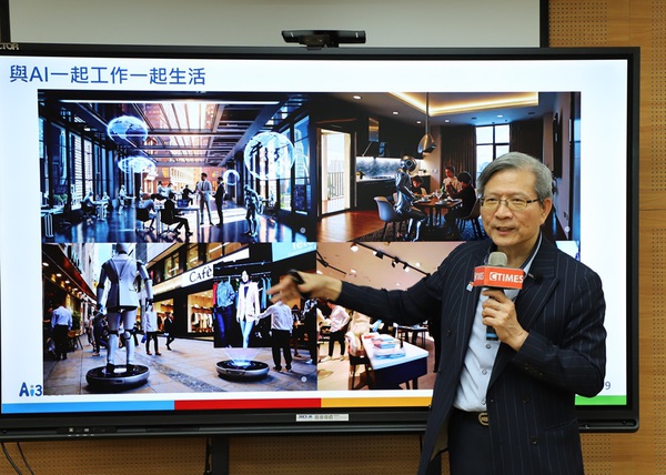 圖一 : 本次講座邀請Ai3人工智能董事長張榮貴博士探討AI服務機器人的發展與實務應用，協助業界掌握未來智慧服務的創新機會。（攝影／王岫晨）