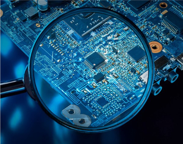 图一 : 一片晶圆的生产周期长达数月,需经过上千道复杂工序。