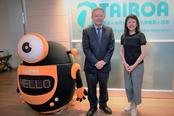 圖三 :   TAIROA理事長絲國一(左)，秘書長陳文貞（右）。