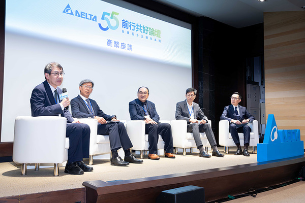 圖四 : .台大公共政策與法律研究中心主任林子倫、華碩永續長吳澤欣、中華民國全國工業總會秘書長呂正華、緯穎永續長陳昌偉、台達ESG整合策劃辦公室資深處長李立仁探討ICT產業倡議與行動。 (左至右)