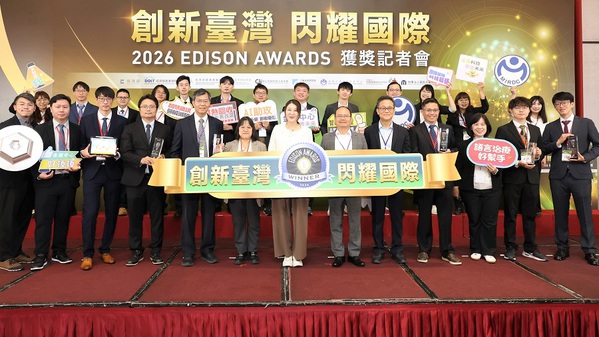 图一 : 金属中心董事长刘嘉茹(前排左七)与执行长赖永祥(前排左八)偕同团队，展示勇夺二银、二铜奖的创新技术