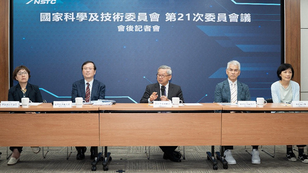 图一 :   左起为文化部王时思政务次长、卫福部庄人祥常务次长、国科会吴诚文主任委员、运动部黄启煌政务次长及国科会前瞻处蔡妙慈处长。