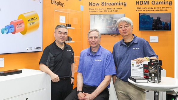 圖一 :   HDMI 協會執行長Rob Tobias（中）  HDMI 協會亞太區版權經理（左）HDMI臺灣區市場與業務開發協理（右）