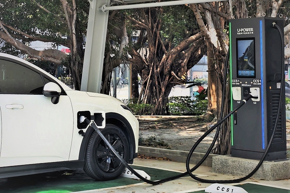 圖一 : 隨著電動車普及化，未來將有更多用戶不具備家用充電環境，公共充電需求勢必快速攀升。