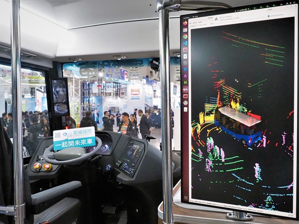 圖三 : 車內同步設置即時感知顯示螢幕，讓乘客更直觀了解車輛辨識外部環境運作。