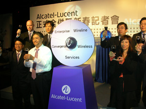 Alcatel-Lucent台灣國際標準電子總經理季鵬元（白襯衫者）率領團隊共同打造新氣象。（Source：HDC）