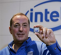 Intel執行長Paul S. Otellini手持Silverthorne晶片(Source:engadget)