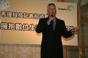 Seagate台灣及南韓區域總經理Brian Wickman正在分析Maxtor OneTouch 4技術內容。（Source：HDC）  BigPic:499x333