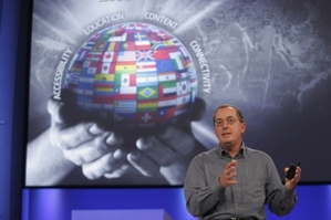 在IDF会上英特尔总裁Paul Otellini背景的四个字Accessibility, Education, Content, Connectivity正是赢的关键。(Source:Intel) B