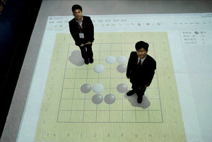 紅面棋王周俊動(左)vs.創新應用服務研究所所長楊仁達(右)體驗人體圍棋真實感受 BigPic:500x335