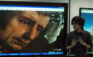 电子白板可拉近距离放大艺术作品，连信徒在耶稣受难时流下的眼泪，也都清楚可见 BigPic:500x307
