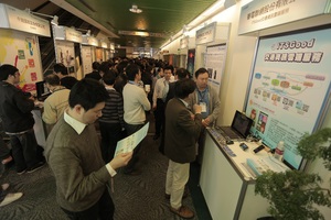 「創新走廊展區」展示各項智慧生活前瞻技術與創新應用，讓現場來賓親身體驗未來智慧生活的便利。 BigPic:998x666