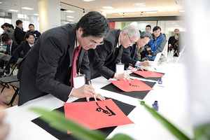 臺大車庫新「車」落成，長官齊寫春聯賀開幕。