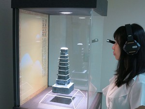 資策會智通所將於2016智慧顯示與觸控展覽會展示「視覺化導覽解決方案」，圖為民眾戴上智慧眼鏡，親身體驗全新的觀展情境。