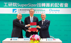 工研院與新創公司兆晟奈米科技，今天舉行「SuperSizer」技轉簽約儀式。左起工研院量測中心主任林增耀、工研院院長劉仲明、兆晟奈米科技暨致茂電子董事長黃欽明。