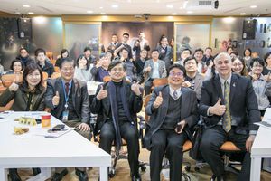 資策會ALL+ Advanced Learning Lab 開幕，AI機器人ALL+bot幫與會貴賓拍照留念。