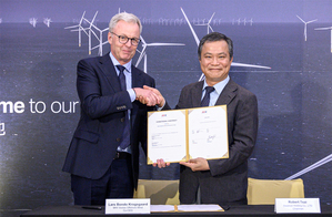 MHI Vestas Offshore Wind共同執行長Lars Bondo Krogsgaard（左）與上緯國際投資控股董事長蔡朝陽（右）簽訂合約