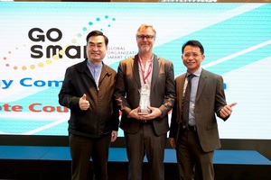 GO SMART Award 2019臺北市獲得殊榮與合作單位合影，由左至右為：臺北市副市長鄧家基、阿姆斯特丹City Innovation Exchange Lab Paul Manwaring、臺北市資訊局局長呂新科