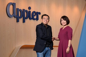 Appier 收购日本 AI 新创公司 Emotion Intelligence (Emin) 并推出电商促购解决方案。图为 Appier 执行长暨共同创办人游直翰 (左) 与 Emin 执行长太田麻未 (右)