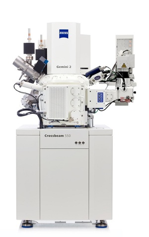 蔡司Crossbeam Laser FIB-SEM为先进半导体封装加速封装失效分析及制程优化。透过将飞秒雷射、??离子FIB与场发射电子显微镜整合成单一工具，以提供最快速的指定区域横切面工作流程。