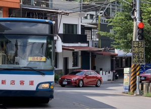 艾訊攜手連益為新北烏來彎道會車架設智慧型感應式號誌，9/1正式上路確保行車平安