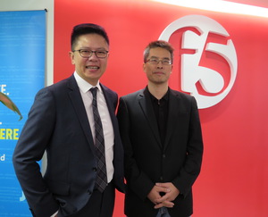 F5发布2021应用策略状态报告。左为F5台湾区总经理张??纲。