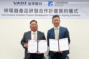 经济部技术处促成工研院与恺得医材（VADI）签订呼吸器产品研发合作合约。图左为恺得医材董事长黄朝枝，右为工研院生医所所长林启万。