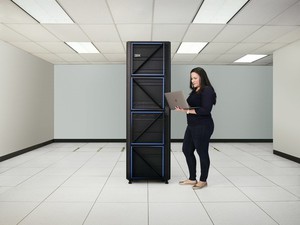 IBM新的 Power10 横向扩充及中阶机种全新功能，为客户的混合云环境提供弹性且安全的基础架构。图为 IBM中阶E1050机型提供创纪录的4 Socket 运算、Java及ERP效能等功能。