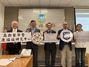 圖左起為國衛院高齡研究中心執行長許志成、副主任黃瑞仁、副研究員暨主治醫師吳其炘、院長梁賡義、心理司專門委員洪嘉璣等人合影。