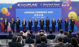 TaipeiPLAS & ShoeTech Taipei 2022今(27)日开幕典礼合影，(左五)经济部政务次长陈正祺、(左六)外贸协会董事长黄志芳、(右五)国际贸易局??局长李冠志、(右六)机械公会理事长魏灿文