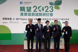 圖左起為循環台灣基金會董事長黃育徵、經濟部技術處處長邱求慧、工研院院長劉文雄、工研院資深副總暨協理蘇孟宗、九典聯合建築師事務所主持建築師郭英釗合影。（攝影：陳復霞）