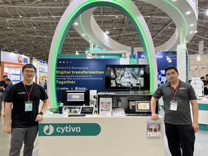 洛克威爾自動化 Lifecycle Services 事業部資深經理王展帆（右）與 Cytiva Zone Service 經理廖顯達（左）展示雙方合作的一系列生技製藥業數位轉型方案。