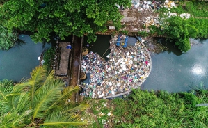 Plastic Fischer 开发用於建造漂浮屏障的模组化系统「TrashBoom」追求三 L 方法当地（local）、低技术（low-tech）和低成本（low-cost），可节省碳排放、时间和金钱，并确保快速维修和可扩展。