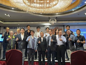 圖前排左起為醫電數位轉型執行長何偉光、緯謙科技總經理夏志豪、智醫城院長張峻源等人於FHIR醫療數據場域服務實證成果發表會合影。（source：資策會軟體院）