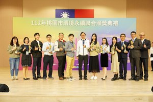 桃園市政府環境保護局辦理112年環境永續聯合頒獎典禮，桃園市長張善政(中)頒獎表揚績優單位，中華精測 (右五) 獲頒「111年績優民間企業及團體綠色採購單位」年度獎。