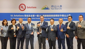 图为UL Solutions ??总裁暨企业永续事业部总经理 Sean McCrady（右5）、UL Solutions ??总裁暨台湾总经理陈宗弘（右4）、南山人寿总经理范文伟（左4）及贵宾代表於授证仪式合影。