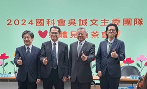 国科会新任主委吴诚文（右二）率团队的政务??主委陈炳宇（右一）、政务??主委林法正（左二）及常务??主委陈宗权（左一）於会场合影。（摄影：陈复霞）