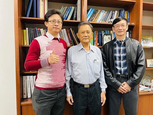 义守大学荣誉特聘讲座教授张肇健(中)携手师生成立「编码小组」培养专业人才（source：义守大学）